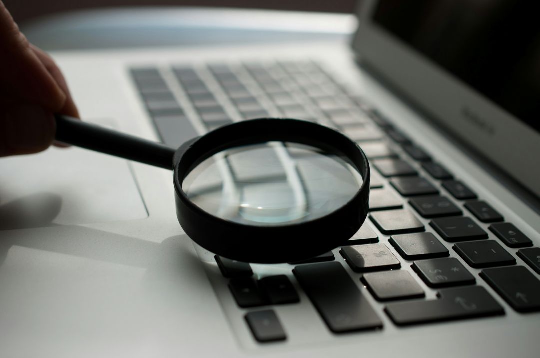 Magnifying glass on top of a laptop - indexing in SEO